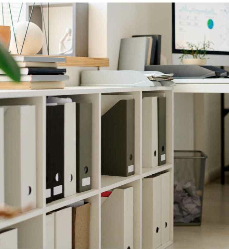 Rangée de classeur dans un bureau