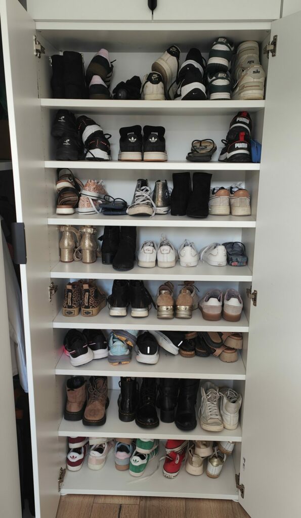 Etagere avec chaussures